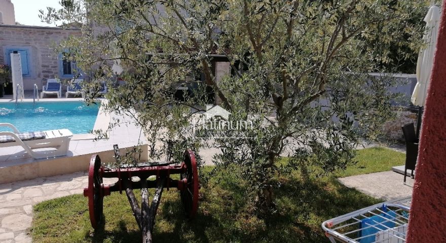 Istria, comune di Marčana, bella casa rustica con piscina