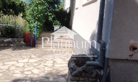 Istra,Pula stan u prizemlju s prostranim vrtom