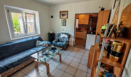 Pula, kuća prizemnica, 150 m2, dvorište, garaže, blizina centra