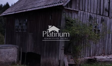 Čabar, stara hiša, obdana z lepim zelenjem