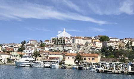 Istra,Vrsar kuća s velikim potencijalom i pogledom na more