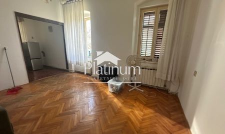 Pula, Veruda, stan u austrougarskoj vili, 75m2, 2SS+DB, I.kat, garaža, ostava, plin!!