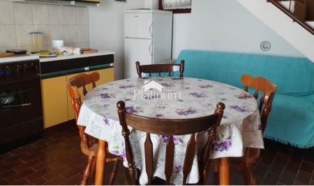 Istra, Barbariga, lijepi etažni apartman s dvorištem