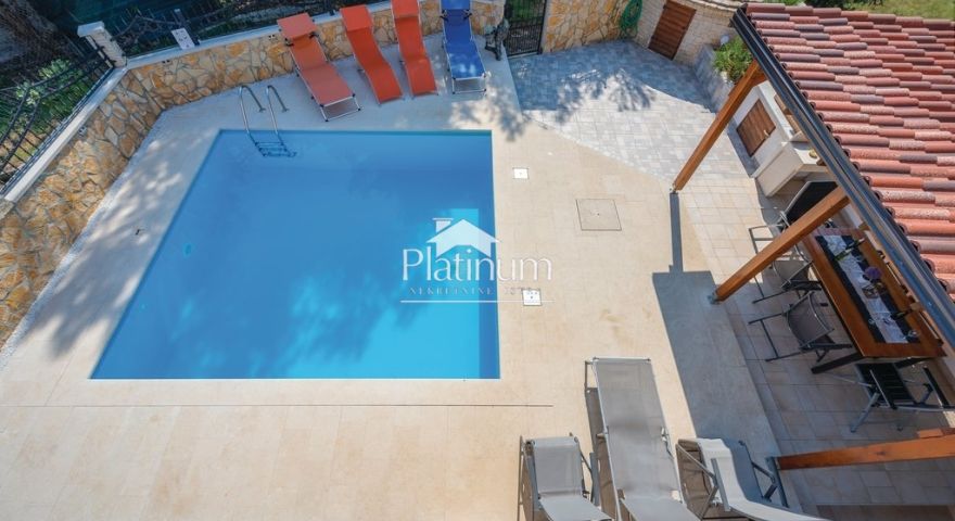 Istria, intorno a Fasana, casa plurifamiliare con piscina