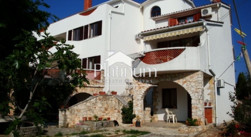 Apartmanska kuća s velikom okućnicom