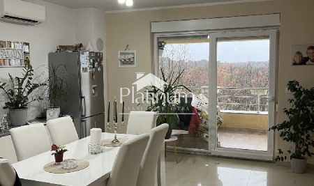 Pula, dvonadstropno stanovanje 100 m2, parkirišče