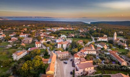 ISTRA, PREKRASNO GRAĐEVINSKO ZEMLJIŠTE OD 680m2