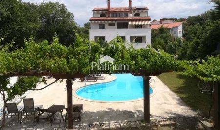 Istria, Banjole, apartment house with swimming pool near the sea