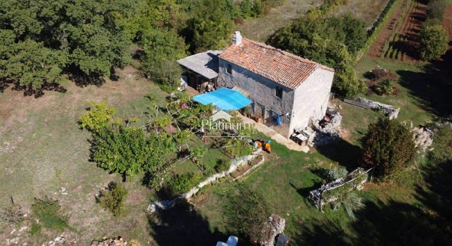 Istria, zona di Labin, grande proprietà con casa indigena e grande potenziale Istria, zona di Labin, grande proprietà con casa indigena e grande potenziale