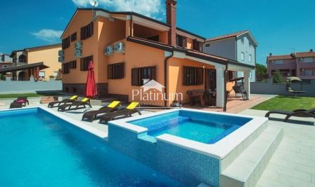 Istria, Pula beautiful villa size 380 m2 with swimming pool and well-established apartments