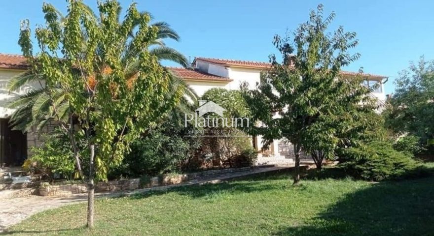 Pola, Ližnjan-casa grande 398m2 con due appartamenti e sette camere da letto Pola, Ližnjan-casa grande 398m2 con due appartamenti e sette camere da letto