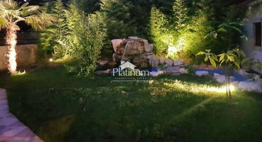 Casa con due appartamenti, uffici e terreno Casa con due appartamenti, uffici e terreno