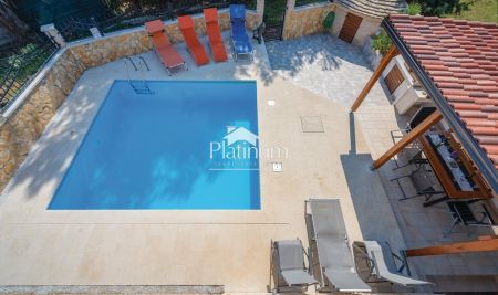 Istria, surroundings of Fažana, apartment house with swimming pool