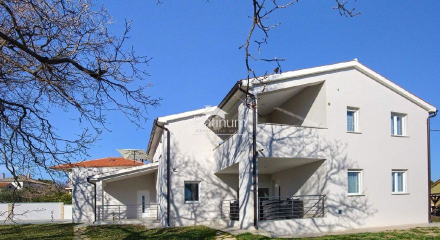 Istria, Ližnjan casa 400 m2, giardino 1000 m2 con tre appartamenti Istria, Ližnjan casa 400 m2, giardino 1000 m2 con tre appartamenti