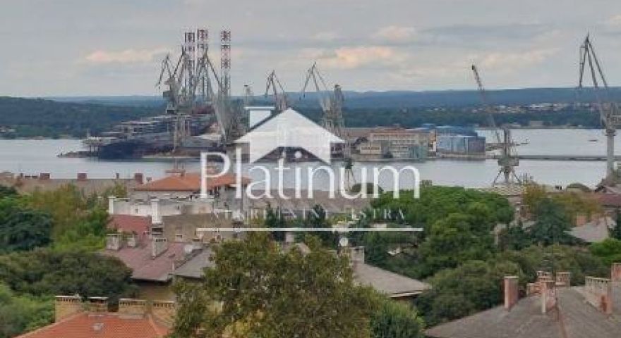 Istria, Pola appartamento in un edificio con due ascensori Istria, Pola appartamento in un edificio con due ascensori