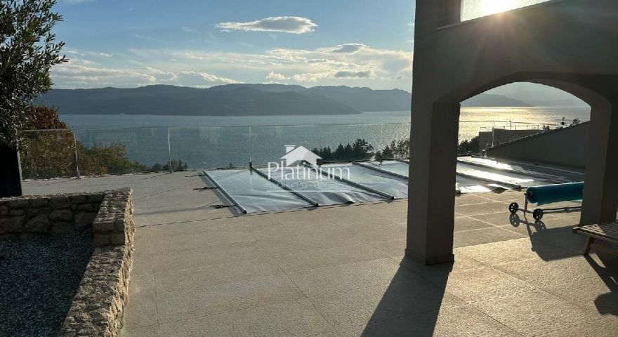 Prekrasna kuća s bazenom + građevinsko zemljište sa projektom – 550 m od mora, Istra, Plomin Prekrasna kuća s bazenom + građevinsko zemljište sa projektom – 550 m od mora, Istra, Plomin
