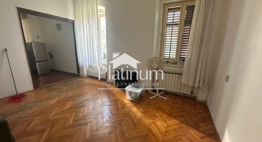 Pola, Veruda, appartamento in villa austro-ungarica, 75m2, 2 camere da letto + soggiorno, 1° piano, garage, ripostiglio, gas!! Pola, Veruda, appartamento in villa austro-ungarica, 75m2, 2 camere da letto + soggiorno, 1° piano, garage, ripostiglio, gas!!