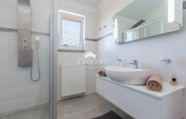 Medulin, stanovanje 2. nadstropje, parkirišče, 300 m morja