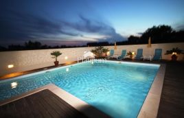 Peroj, apartmanska vila s bazenom i pogledom na more