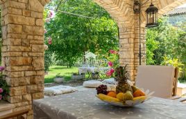 Istra, Savičenta, samostojeća autohtona kuća s okućnicom