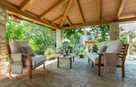 Istra, Savičenta, samostojeća autohtona kuća s okućnicom