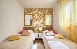 Pula, stanovanje z 2 spalnicama, parkirišče