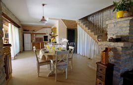 Istria, zona di Barban, autentica casa in pietra con piscina