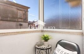 Pula, stanovanje z 2 spalnicama, parkirišče