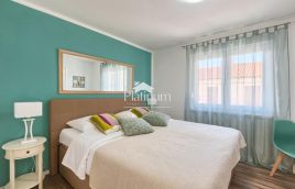 Pula, stanovanje z 2 spalnicama, parkirišče