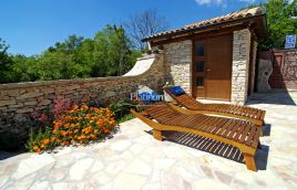 Istria, zona di Barban, autentica casa in pietra con piscina