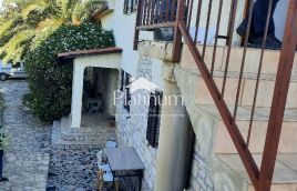 Pula, Ližnjan-hiša velikosti 398m2 z dvema apartmajema in sedmimi sobami