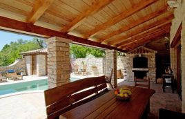 Istria, zona di Barban, autentica casa in pietra con piscina