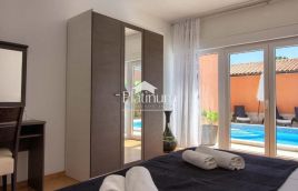 Medulin, hiša z bazenom, 380 m2, morje 350 m