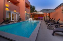 Medulin, hiša z bazenom, 380 m2, morje 350 m