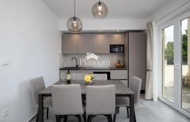 Medulin, stanovanje 2. nadstropje, parkirišče, 300 m morja