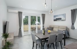 Medulin, stanovanje 2. nadstropje, parkirišče, 300 m morja