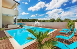 Peroj, apartmanska vila s bazenom i pogledom na more