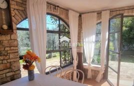 Istra, Savičenta, samostojeća autohtona kuća s okućnicom