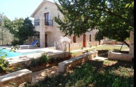 Istria, zona di Carnizza, due case in pietra istriane con piscina