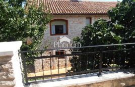 Istria, zona di Carnizza, due case in pietra istriane con piscina