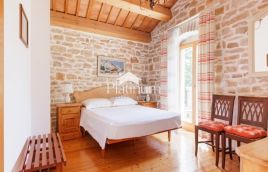 Istria, zona di Carnizza, due case in pietra istriane con piscina