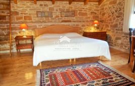 Istria, zona di Carnizza, due case in pietra istriane con piscina