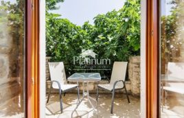 Istria, zona di Carnizza, due case in pietra istriane con piscina