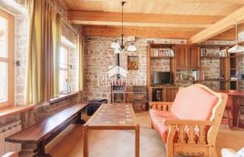 Istria, zona di Carnizza, due case in pietra istriane con piscina