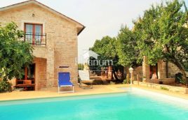 Istria, zona di Carnizza, due case in pietra istriane con piscina