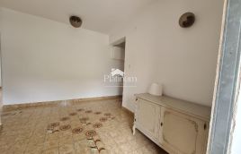 Istra,Pula stan u kući s 200 m2 okućnice