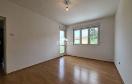 Istra,Pula stan u kući s 200 m2 okućnice