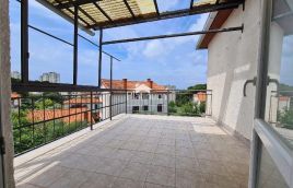 Istra,Pula stan u kući s 200 m2 okućnice