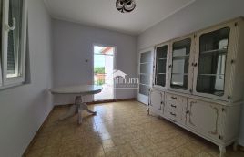 Istra,Pula stan u kući s 200 m2 okućnice