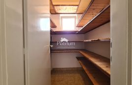 Istra,Pula stan u kući s 200 m2 okućnice
